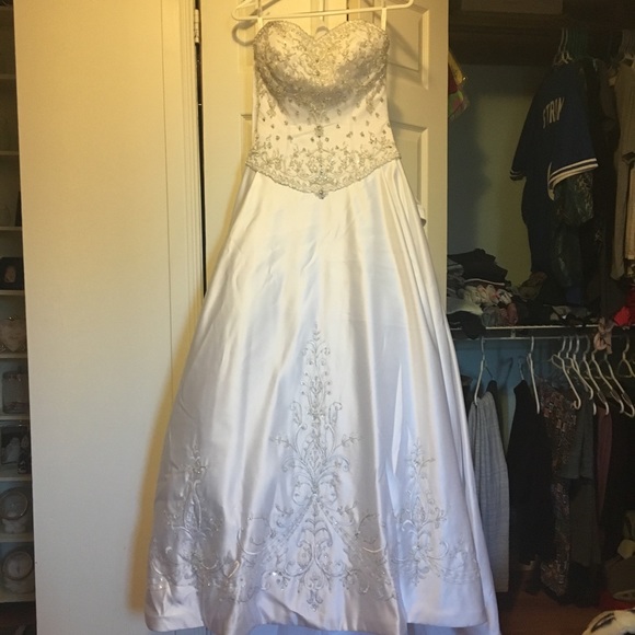 Wedding dress - Picture 3 of 10